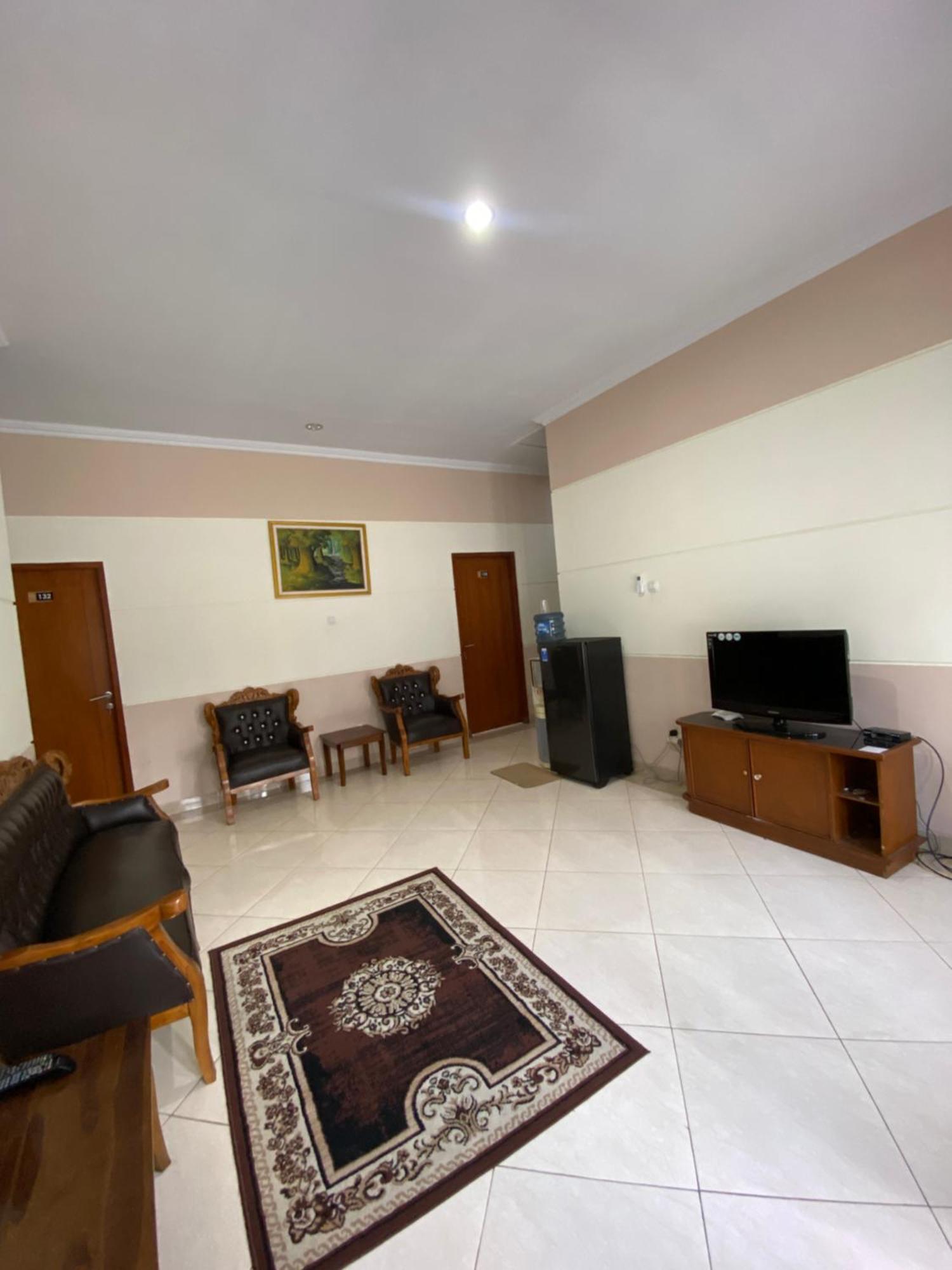 Adiputra Guesthouse 2 By Homiq Ngabean Bagian luar foto