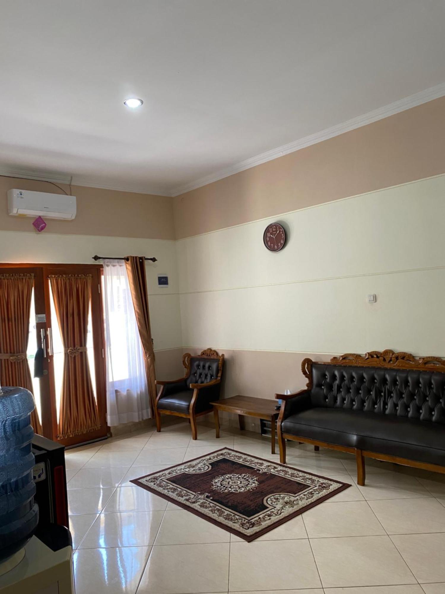 Adiputra Guesthouse 2 By Homiq Ngabean Bagian luar foto