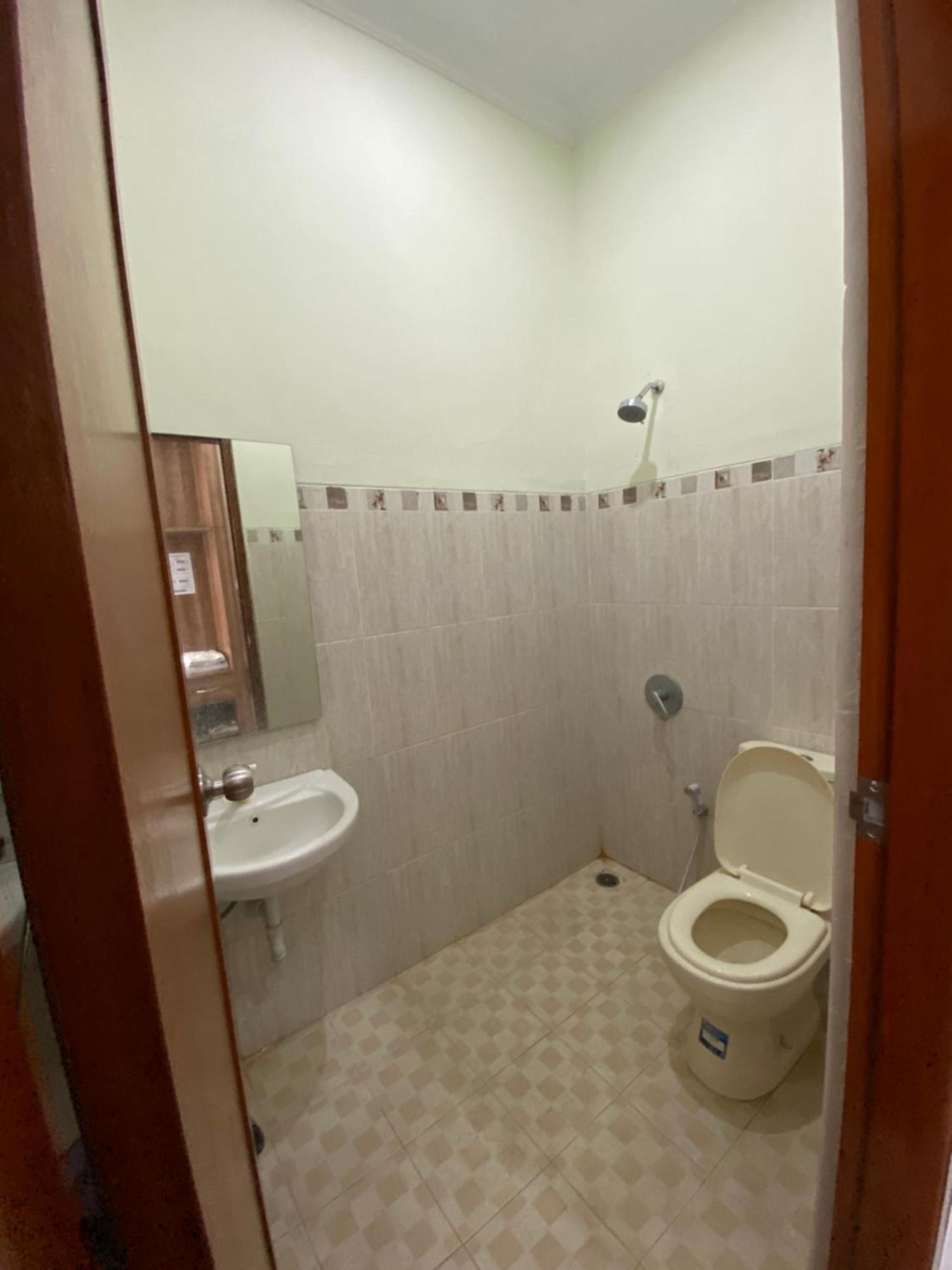 Adiputra Guesthouse 2 Ngabean Bagian luar foto